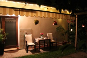 Relax e zona pasti nel giardino della casa vacanza a Venezia, di notte, vicino l'entrata della cucina