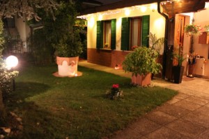 Vista notturna dal giardino di Venezia Casa Vacanza