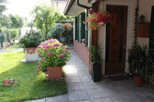 L'entrata principale di Venezia Casa Vacanze e una parte del giardino