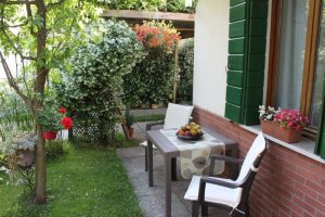 A voi la scelta dove mettere il tavolo nel giardino di Casa Vacanze Venezia